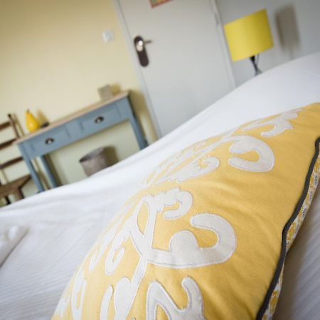 Logis Hotel Restaurant Le Relais Fleuri Vervins 外观 照片
