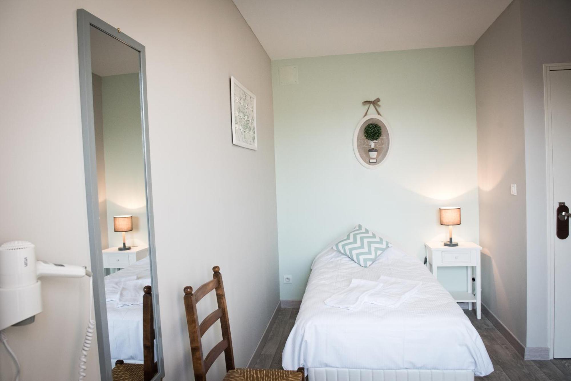 Logis Hotel Restaurant Le Relais Fleuri Vervins 外观 照片