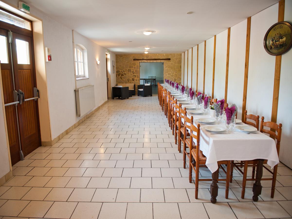 Logis Hotel Restaurant Le Relais Fleuri Vervins 外观 照片